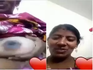 Today Exclusive- Desi Bhabhi Shows Her Boobs