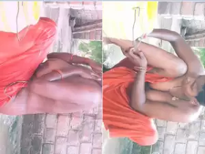 Today Exclusive-Desi Bhabhi OutDoor Bathing