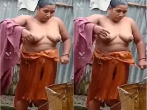 Today Exclusive – Boudi Out Door bathing Recorded