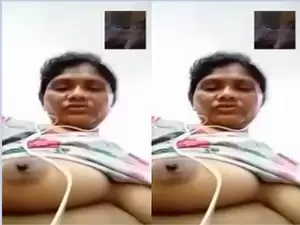 Today Exclusive- Desi Bangla Girl Shows Her Boobs and Puaay On VC