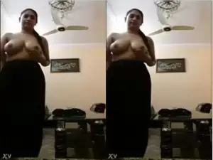 Today Exclusive-  Sexy Desi Girl Shows Her Boobs