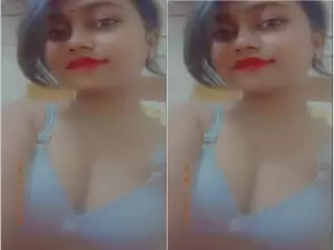 Today Exclusive- Hot Desi Girl Shows Her Boobs