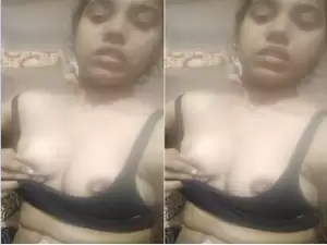 Today Exclusive- Cute Desi girl Shows Her Boobs