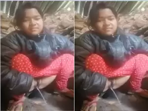 Today Exclusive- Desi Bhabhi Pissing
