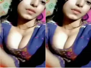 Today Exclusive- Cute Desi girl Shows Her Boobs