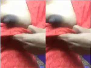 Desi Girl Showing Her Boob