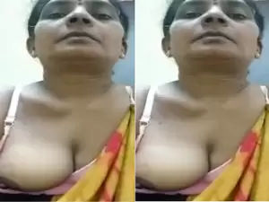 Today Exclusive-Desi Bhabhi Showing Her Boobs