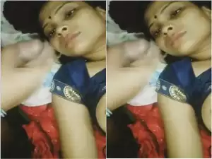 Today Exclusive- Desi Bhabhi Give Handjob