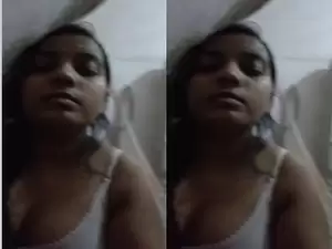 Today Exclusive- Desi Girl Shows her Boobs