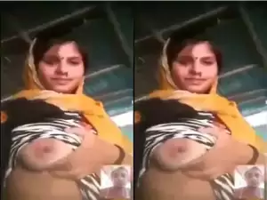 Today Exclusive- Desi Girl Shows her Boobs