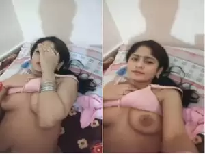 Today Exclusive-Hot Desi Girl Shows Her Boobs