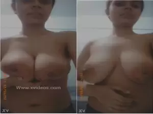 Today Exclusive-Hot Desi Girl Shows her Big Boobs