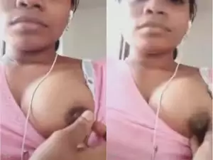 Today Exclusive- Desi Girl Shows her Boobs