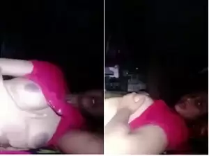 Today Exclusive- Desi Bhabhi Shows Her Boobs