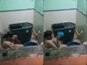 Today Exclusive- Desi  Girl Bathing