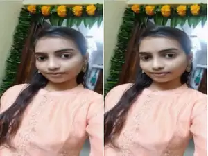 Today Exclusive-Desi Girl Shows Her Boobs O Lover On Vc