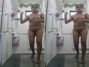 Today Exclusive – Sexy Tamil Wife Bathing