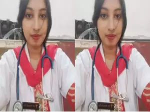 Today Exclusive- Desi Dr. Showing Her Boobs and pussy