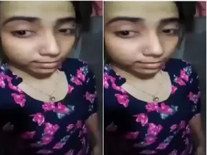 Today Exclusive- Desi village Girl Shows her Boobs and pussy