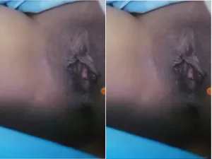 Today Exclusive- Desi Bhabhi Shows Her Pussy