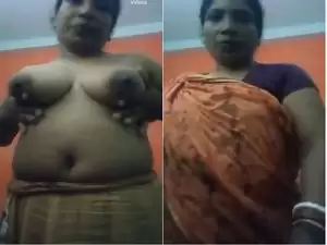 Today Exclusive-Desi Bhabhi Shows Her Boobs and Pussy