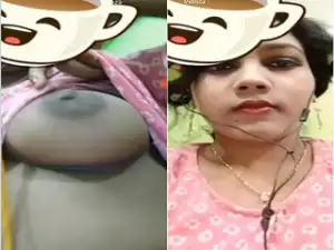 Today Exclusive-Sexy Boudi Shows Her Boobs
