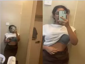 Today Exclusive-Desi Girl Showing Her Boob