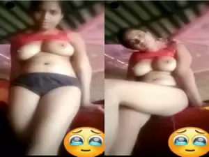 Today Exclusive- Desi Girl Sows her Boobs and Pussy