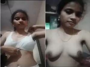 Today Exclusive-Cute Desi girl Shows Her Boobs and Pussy