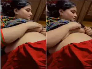 Today Exclusive-Hot Desi Girl Shows Her Boobs