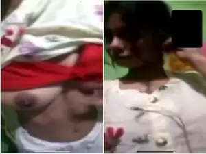 Today Exclusive- Cute Desi Girl Shows Her Boobs