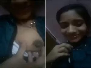 Today Exclusive- Desi Girl Shows Her Boobs