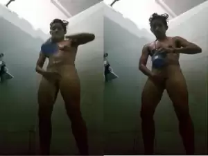 Today Exclusive- Desi girl bathing