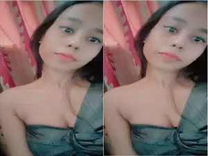 Today Exclusive- Desi  Girl Shows Her Boobs