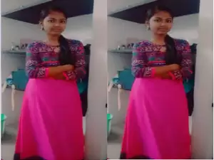 Today Exclusive- Cute Desi Girl Shows Her Boobs