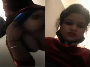 Today Exclusive-Desi Girl Shows her Boobs
