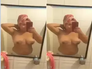 Today Exclusive-Desi Bhabhi Shows her Boobs