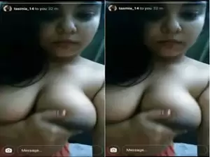 Today Exclusive- Sexy Desi Girl Shows Her Boobs
