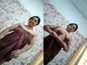 Today Exclusive- Hot Desi Girl Shows her Big Boobs