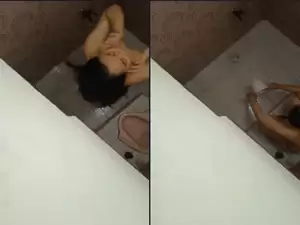 Today Exclusive- Desi Girl Bathing Capture