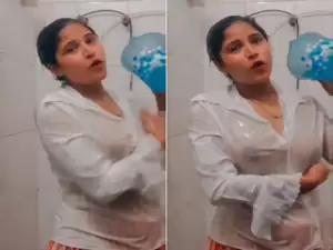 Today Exclusive-Sexy Desi girl Bathing Boobs Visible