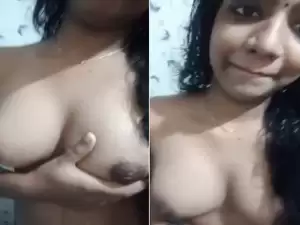 Today Exclusive-Hot Desi girl Shows Her Boobs