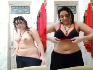 Today Exclusive-Desi Girl Shows Her Boobs