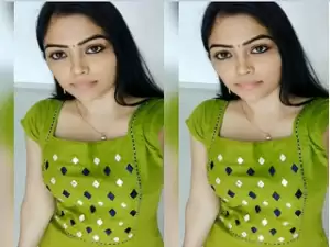 Today Exclusive -Desi Girl Shows her Boobs