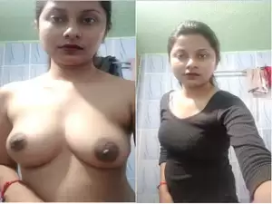 Today Exclusive -Super Hot Desi Girl Shows her Boobs