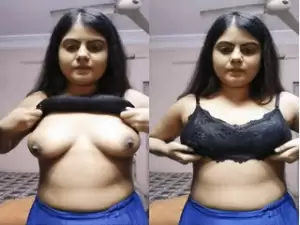 Today Exclusive – Sexy Desi girl Shows Her Boobs Part 1
