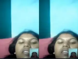 Today Exclusive -Desi Girl Shows her Pussy On VC
