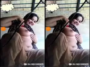 Today Exclusive – Paki Girl Shows her Boob