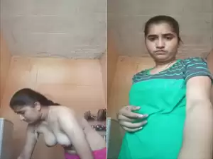 Today Exclusive-Desi Girl Shows Her Boobs