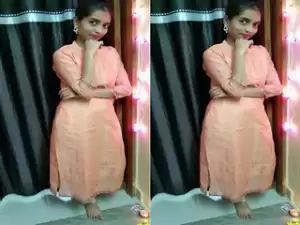 Today Exclusive- Cute Desi girl Shows Her Boobs on vc